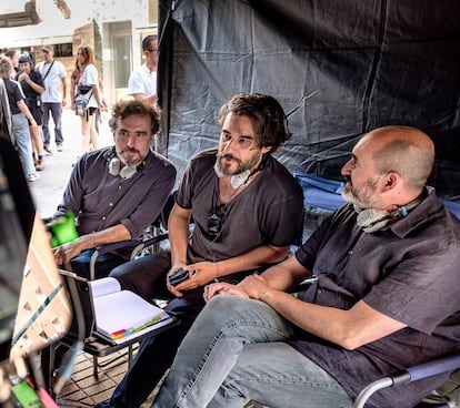 Alberto Sánchez-Cabezudo, Manuel Jabois y Jorge Sánchez-Cabezudo, en un momento del rodaje de la serie.