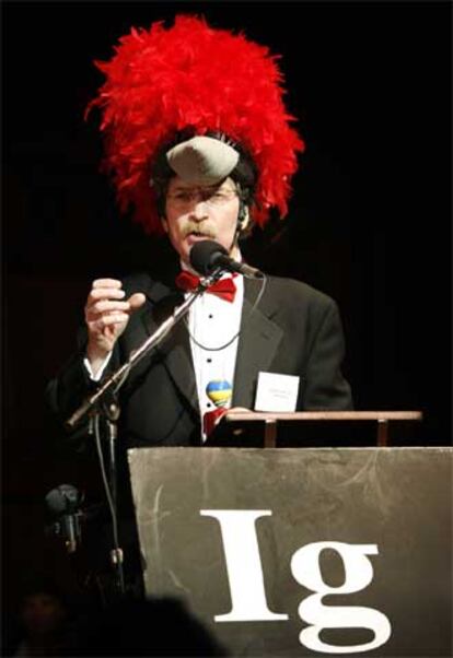 Ivan Schwab, recoge, cual pájaro carpintero, el Ignobel de Ornitología en la Universidad de Harvard.