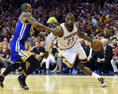 Iguodala defiende ante LeBron.