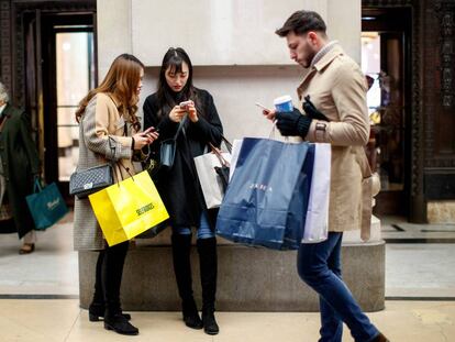 Viandantes en Oxford Street, Londres.