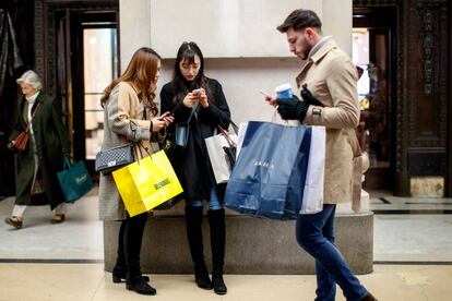 Viandantes en Oxford Street, Londres. 