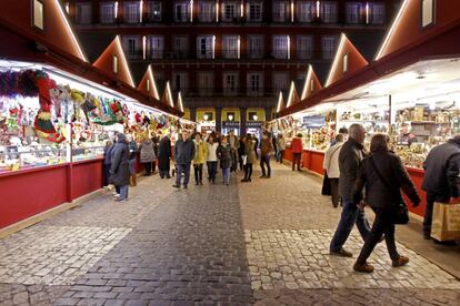 Mercadillo navide&ntilde;o en la Plaza Mayor de Madrid, libre de tr&aacute;fico. 