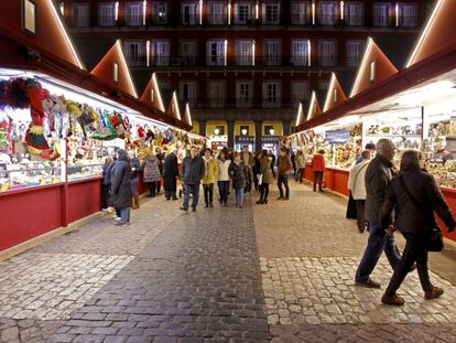 Mercado de Natal na Plaza Mayor, em Madri, livre de trânsito.