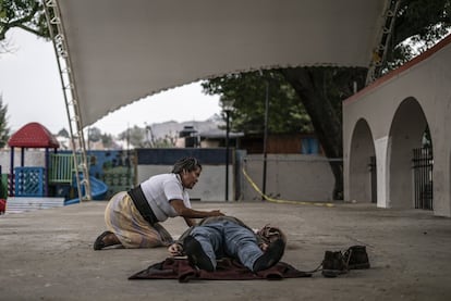 La señora Carmen Carlín realiza tratamientos quiroprácticos en la plaza del Pueblo de San Pedro Atocpan, en la alcaldía Milpa Alta.