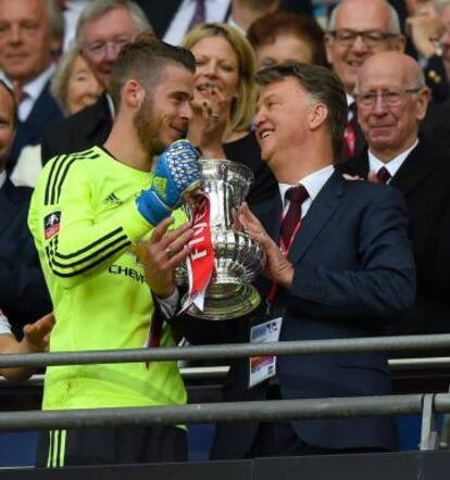De Gea y Van Gaal, con la FA Cup.