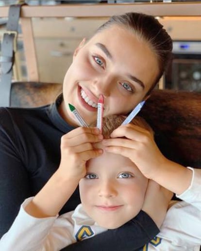 Miss Ucrania, Veronika Didusenko, posa con su hijo en una foto publicada en su cuenta de Instagram. Precisamente por ser madre se le retiró el título.