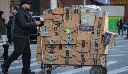 Un repartidor transporta paquetes de Amazon en Nueva York, en una imagen de archivo.