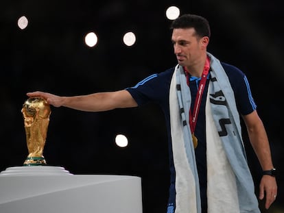 Scaloni, con el trofeo del Mundial el pasado 18 de diciembre.