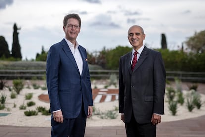 Franz Heukamp (izquierda), director General del IESE junto a Srikant M. Datar, decano de Harvard Business School.