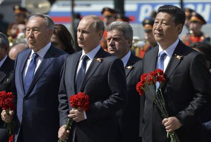 Os presidentes da Rússia, Vladimir Putin (centro), do Cazaquistão, Nursultan Nazarbayev (à esquerda) e da China, Xi Jinping, durante a homenagem no túmulo de um soldado desconhecido.