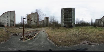 Varios edificios de apartamentos abandonados en la ciudad ucraniana de Pripyat, el 9 de abril de 2016.