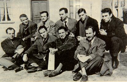 Reunión de poetas en homenaje a Antonio Machado en Colliure (Francia), en 1959. En primer término de izquierda a derecha, Jaime Gil de Biedma, Alfonso Costafreda, Carlos Barral y Caballero Bonald. Detrás, de izquierda a derecha, Blas de Otero, José Agustín Goytisolo, Ángel González, José Ángel Valente y Alfredo Castellón.