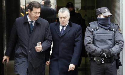 Luis Bárcenas saliendo de la Audiencia Nacional.
