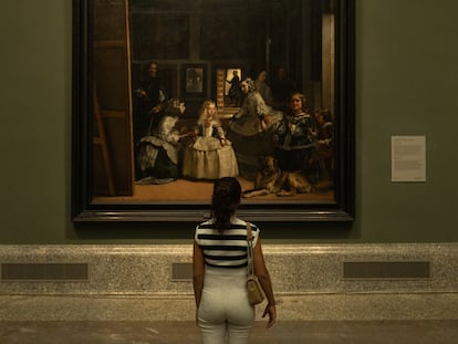 Una joven contemplaba el pasado 6 de abril 'Las meninas' en una visita nocturna al Prado.