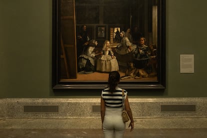 Una joven contemplaba el pasado 6 de abril 'Las meninas' en una visita nocturna al Prado.