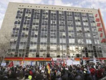 Trabajadores de Iberia durante una concentración en el exterior de la sede principal de la compañía, en Madrid, en protesta contra el plan de reestructuración de la aerolínea. EFE/Archivo
