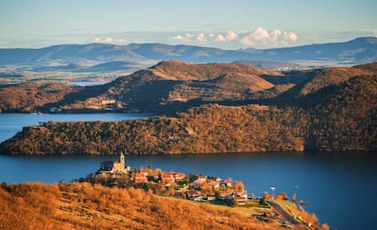 El embalse de Ullibarri-Gamboa cobija dos playas de interior reconocidas con bandera azul: las de Garaio Norte y Garaio Sur.