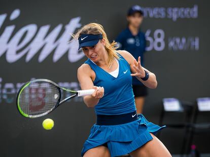 Paula Badosa golpea la pelota durante el partido del sábado contra Sakkari. / AFP