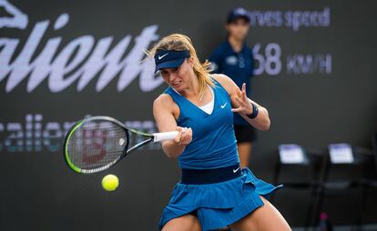 Paula Badosa golpea la pelota durante el partido del sábado contra Sakkari. / AFP