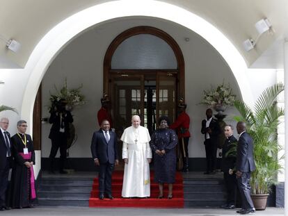 El papa Francisco posa con el presidente de Mozambique Filipe Jacinto Nyusi y su esposa Isaura Nyusi en el Palacio Ponta Vermelha, Maputo.