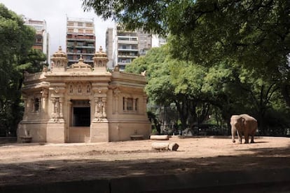 La elefanta asi&aacute;tica Mara, rescatada de un circo, exhibida en el Zoo de Buenos Aires.