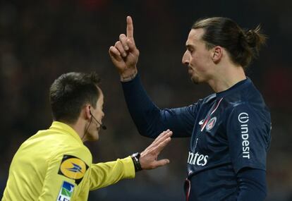 Paris Saint-Germain&#039;s Swedish forward Zlatan Ibrahimovic argues with a referee during last weekend&#039;s Ligue 1 match against Montpellier.    