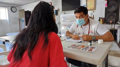 Personal de Médicos Sin Fronteras atiende a un paciente 
en Ciudad Juárez.