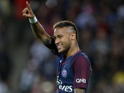 Neymar comemora um gol pelo PSG.