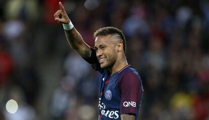 Neymar comemora um gol pelo PSG.