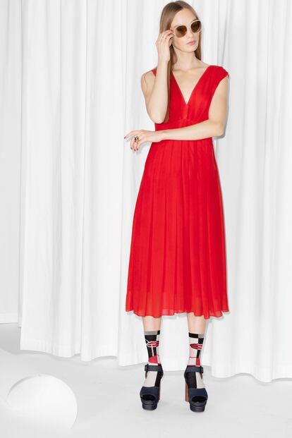 Vestido de seda rojo de & Other Stories. (145 euros).