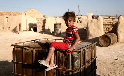 Un niño sirio en el campo de desplazados internos de Al-Qadi (Siria) tras huir de su hogar por la guerra. 