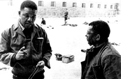 13 de junio de 1964. Un joven Mandela charla con Walter Sisulu en la prisión de Robben Island, cerca de Ciudad del Cabo, donde cumplía la sentencia de cadena perpetua a la que había sido condenado por alta traición.