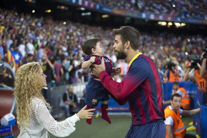 Piqué saluda a su hijo Milan ante Shakira.