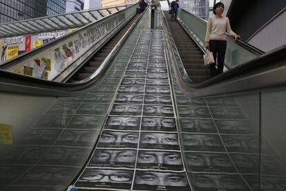 Carteles antigubernamentales pegados en unas escaleras mecnicas de Admiralty, centro de las manifestaciones pro-democracia de Hong Kong.