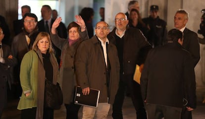 Los cinco miembros de la Mesa, a excepci&oacute;n de Forcadell, abandonan la sede del Supremo en la noche del jueves. 