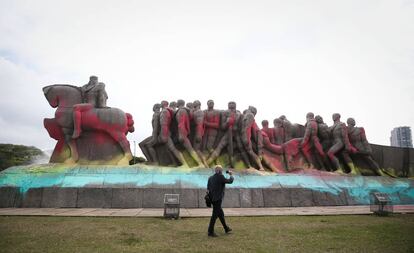 Monumento às Bandeiras amanheceu pintado