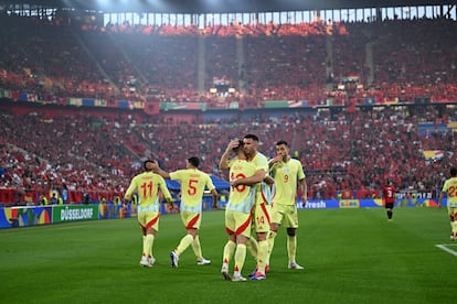 Los jugadores de España celebran el tanto marcado por Ferran Torres.