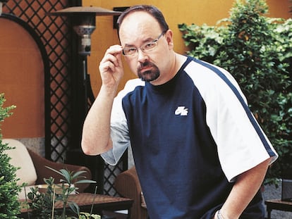 El escritor Carlos Ruiz Zafón, en 2004 durante una entrevista para 'El País Semanal'.