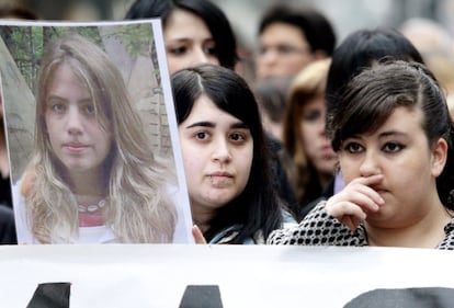 Uno de cada diez maltratadores con orden de alejamiento empiezan a llevar en 2009 las pulseras de localización previstas en la Ley Integral contra la Violencia de Género de 2004. La medida llegó con retraso a la mayoría de comunidades. Hasta 2009, solo Madrid y Baleares habían puesto en marcha el sistema.</p><p>En la imagen, una manifestación en Bilbao en apoyo a la familia de la joven asesinada en Sevilla, Marta del Castillo, el 28 de febrero de 2009. Su cuerpo aún no ha aparecido.</p>