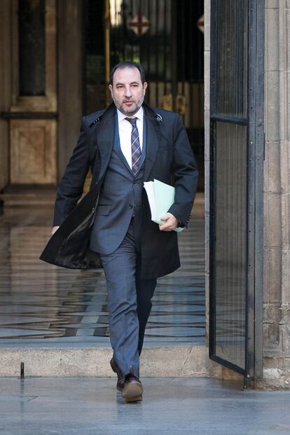 El conseller d'Interior, Ramon Espadaler, es dirigeix a la reunió del Govern.