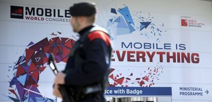 Un mosso d&#039;esquadra ante la puerta de entrada de la Feria de Barcelona, que tiene ya todo a punto para recibir un nuevo Congreso Mundial de M&oacute;viles (MWC).