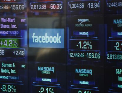 El logo de Facebook aparece en las pantallas dentro del mercado del NASDAQ en Times Square.