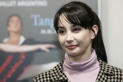 Tamara Rojo, ante el cartel de su espectáculo con Julio Bocca y el Ballet Argentino.