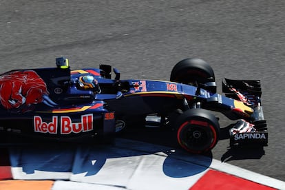 El piloto español Carlos Sainz de la escudería Toro Rosso.