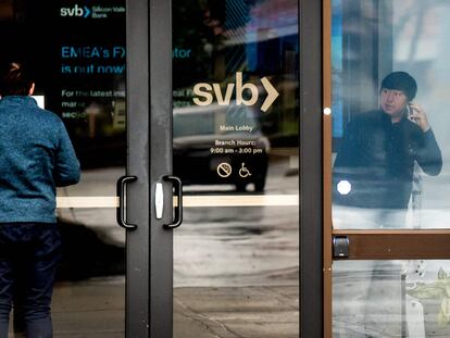 Un cliente lee un documento sobre el cierre del Silicon Valley Bank en la sede de la entidad en Santa Clara (California).
