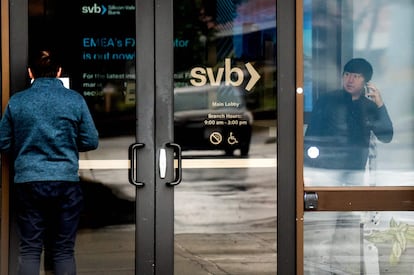 Un cliente lee un documento sobre el cierre del Silicon Valley Bank en la sede de la entidad en Santa Clara (California).