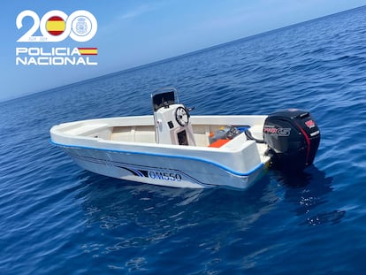 Patera en la que fueron detenidos dos hombres acusados de patronearla y llevar a migrantes hasta la costa de Formentera.