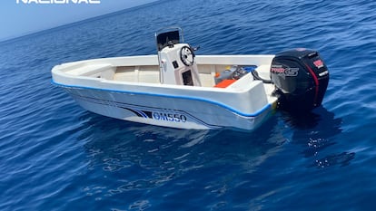 Patera en la que fueron detenidos dos hombres acusados de patronearla y llevar a migrantes hasta la costa de Formentera.