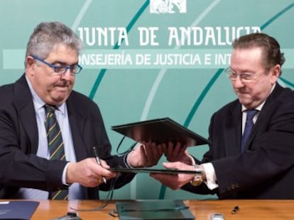 El presidente de los abogados andaluces, José Pascual, y el consejero Emilio Llera.