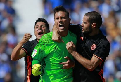 Diego Alves celebra su parada en el penalti.